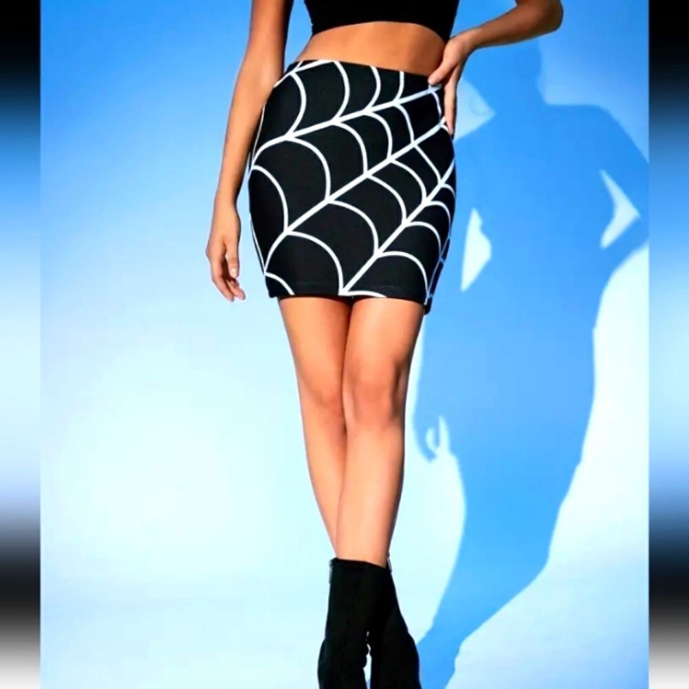 Ladies Gorgeous black and white web mini skirt sz xxl